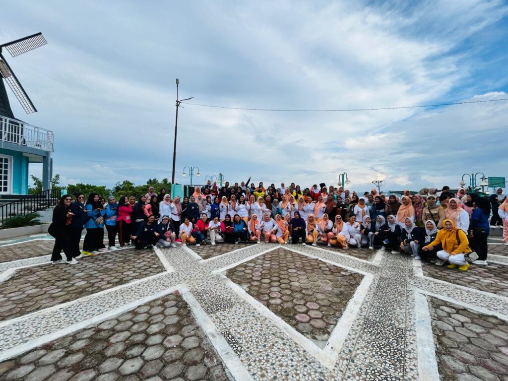 DWP DISPUSIP IKUT SENAM SEHAT DWP KABUPATEN BANGGAI KEPULAUAN DI TAMAN BERMAIN ANAK