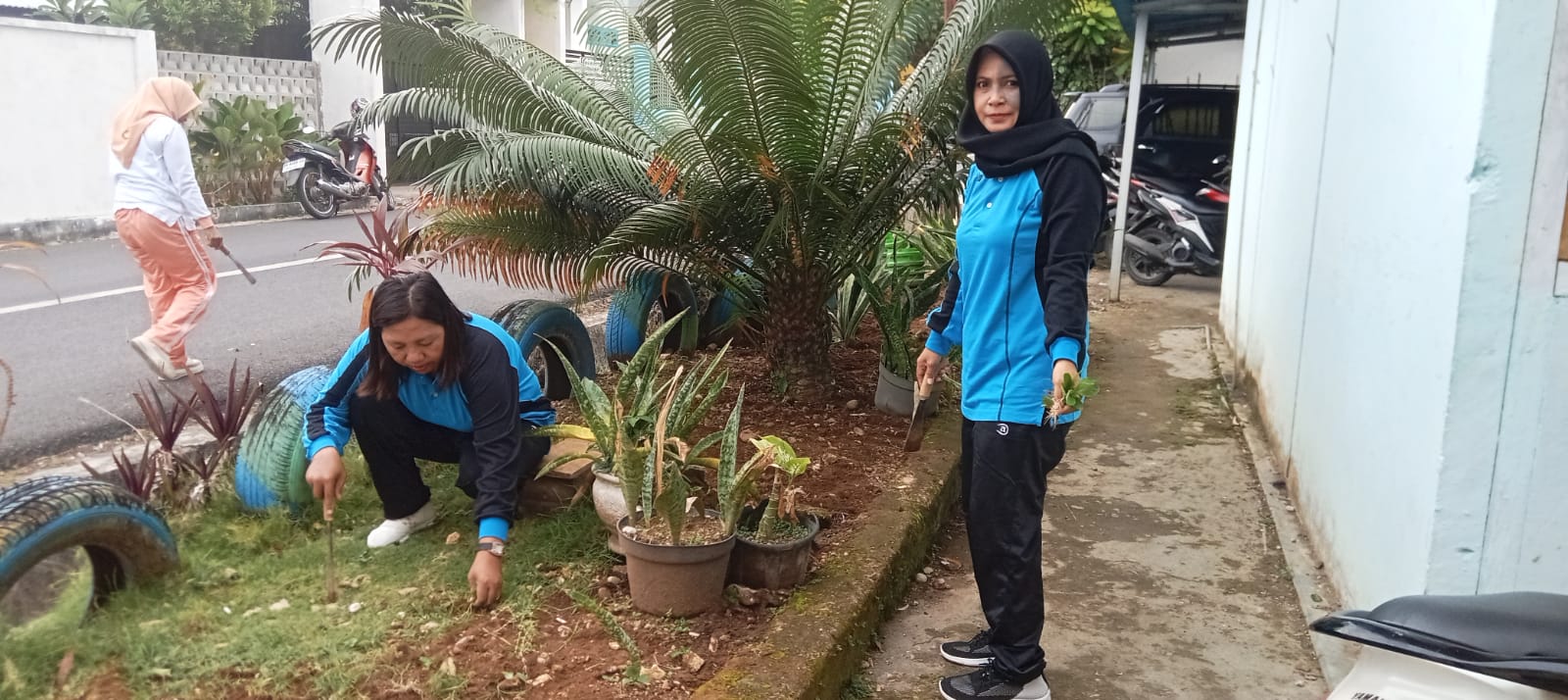 KERJA BAKTI DINAS PERPUSTAKAAN DAN KEARSIPAN KAB. BANGGAI KEPULAUAN , WUJUDKAN LINGKUNGAN BERSIH DAN NYAMAN